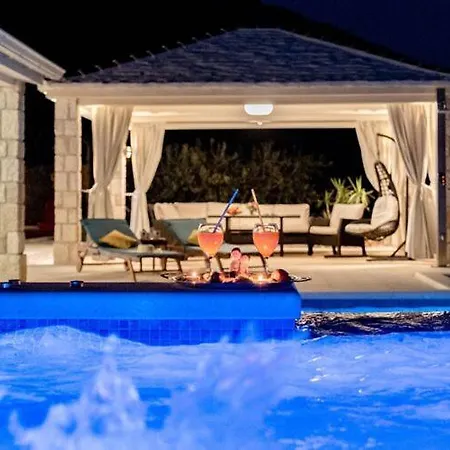 Blue Sky - Three Bedroom With Pool *