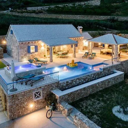 Villa Blue Sky - Three Bedroom With Pool *