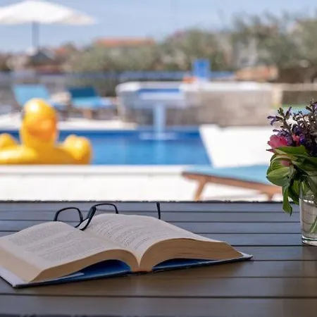 Blue Sky - Three Bedroom With Pool Bol