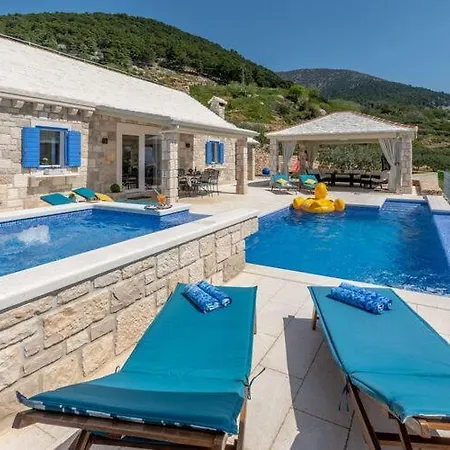 Villa Blue Sky - Three Bedroom With Pool *