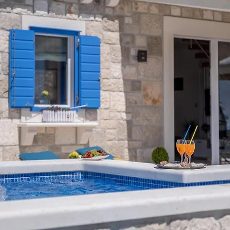Blue Sky - Three Bedroom With Pool *