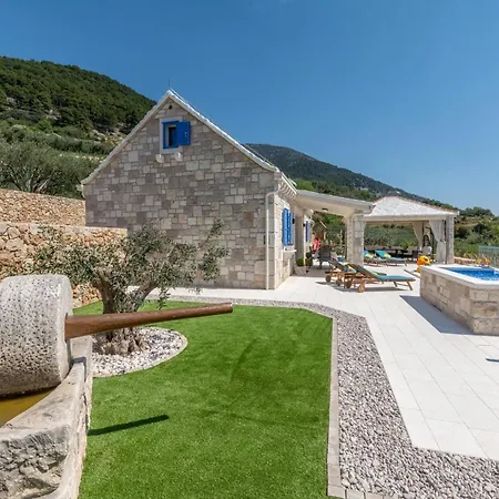 Blue Sky - Three Bedroom With Pool *