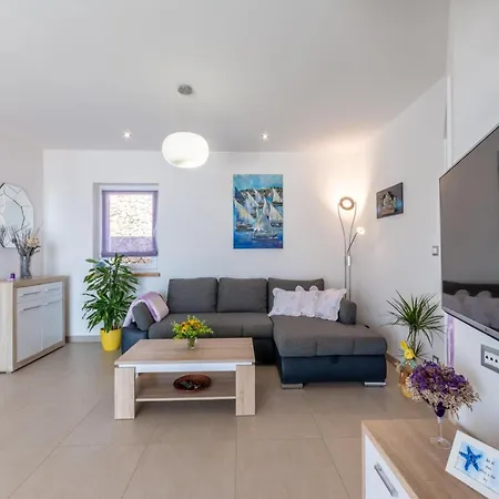 Blue Sky - Three Bedroom With Pool *
