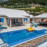 Villa Blue Sky - Three Bedroom With Pool Bol