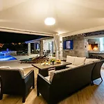 Blue Sky - Three Bedroom With Pool Villa Bol