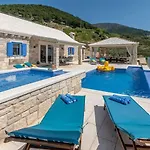 Villa Blue Sky - Three Bedroom With Pool *