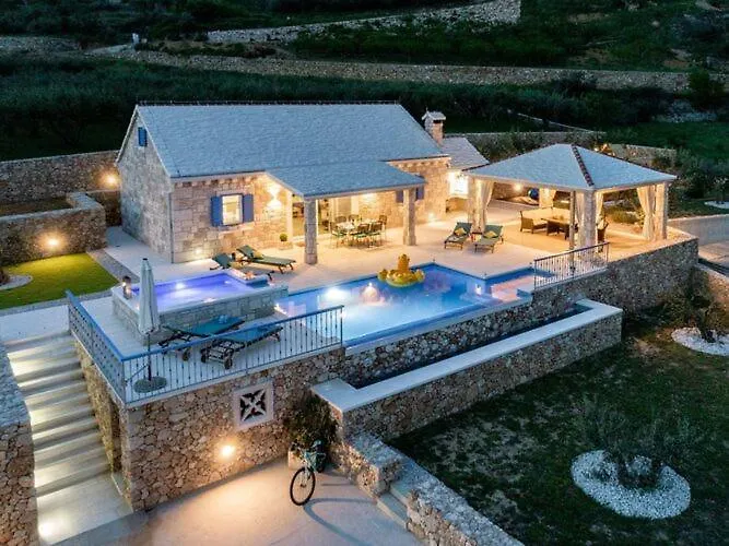 Villa Blue Sky - Three Bedroom With Pool *